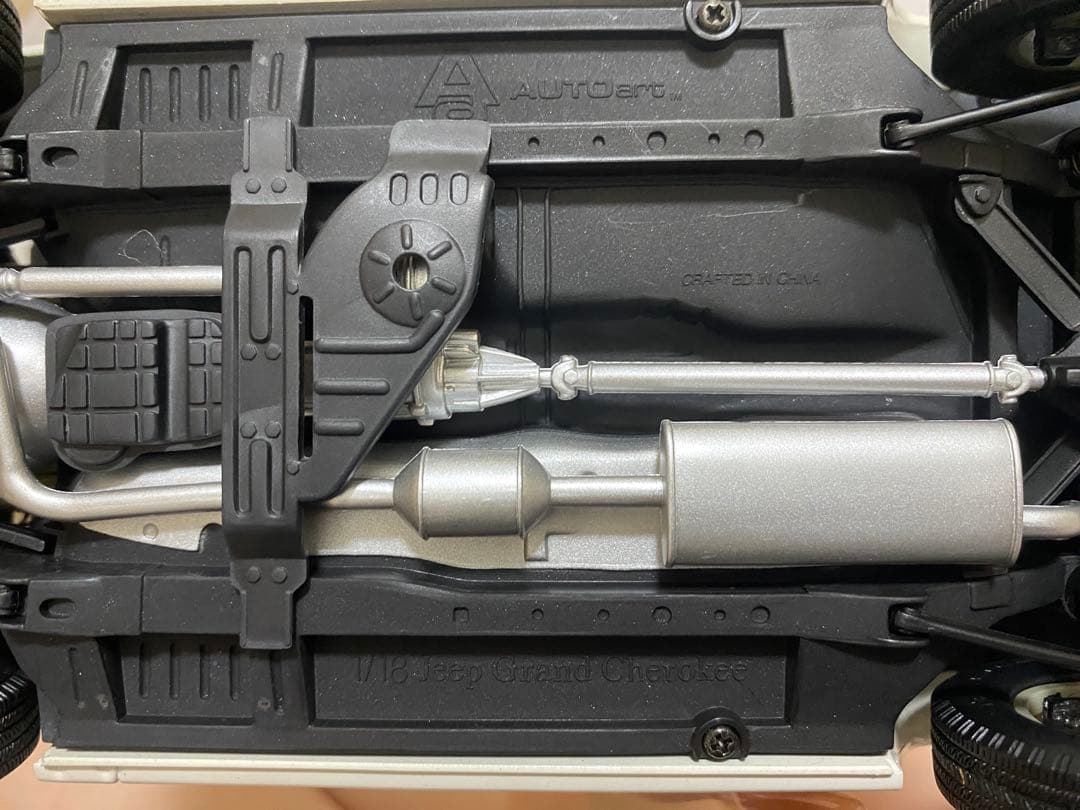 ミニカー AUTOart Jeep Grand Cherokee 1/18