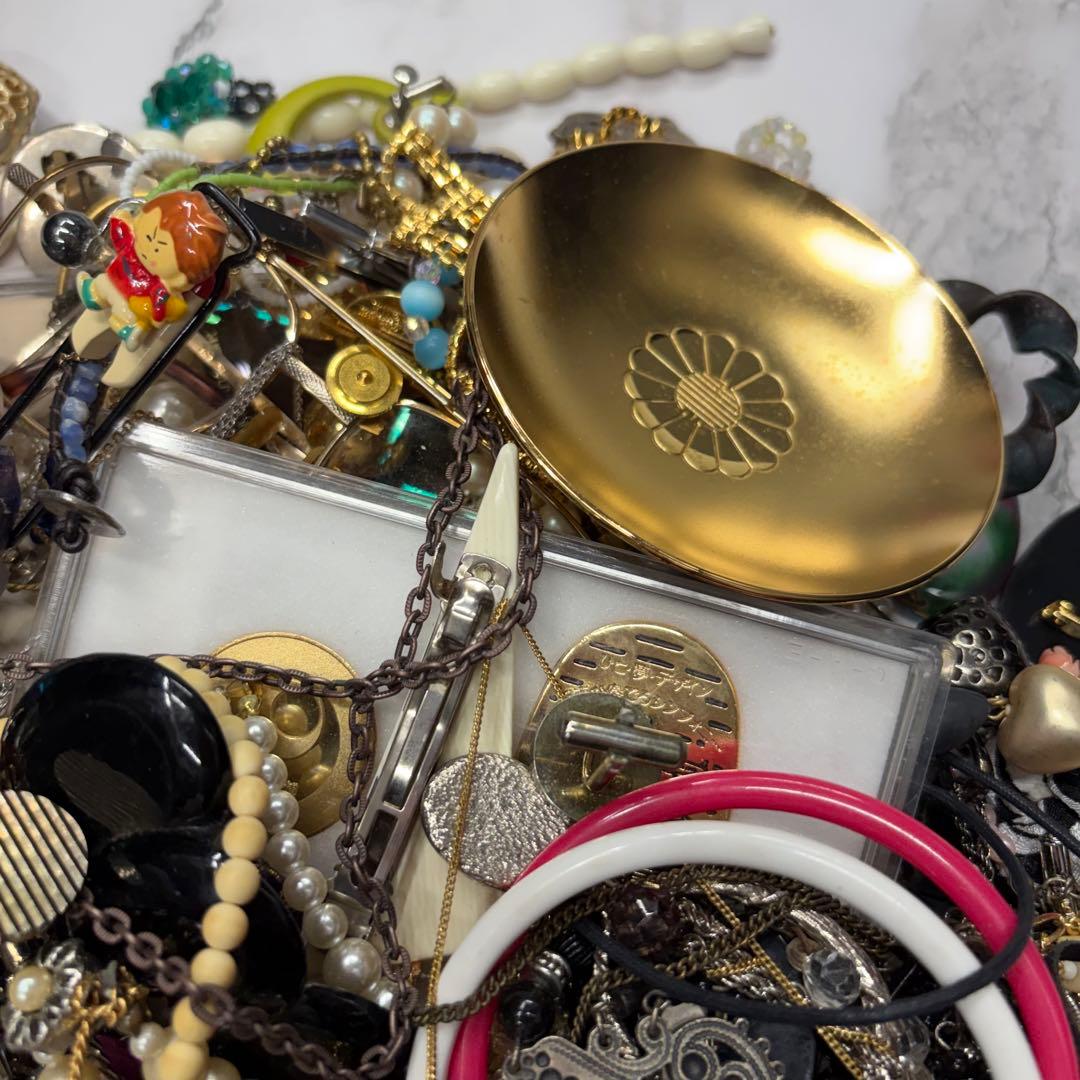 3.6キロ❗️ アクセサリー　まとめ売り　ジャンク　イミテーションアクセサリー