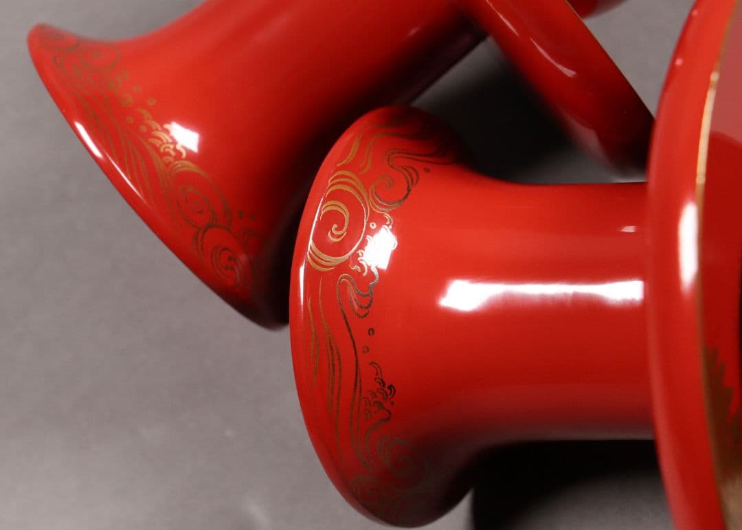 M674/ 時代木製漆器 菊に波金銀蒔絵朱塗茶台一対 伊万里赤絵茶器付 金銀切金