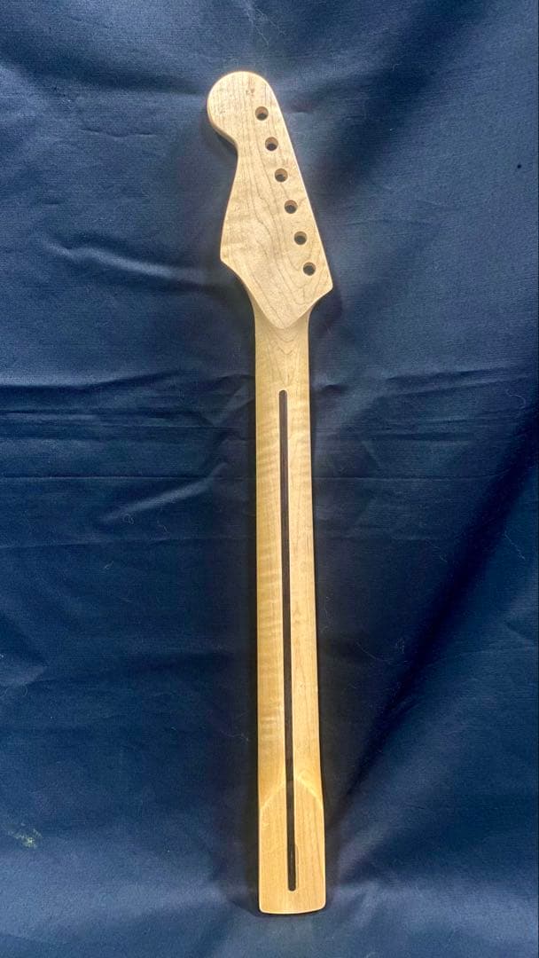 新品　ストラトキャスター エレキギター用ネック カナダ産１ピースフレイムメイプル