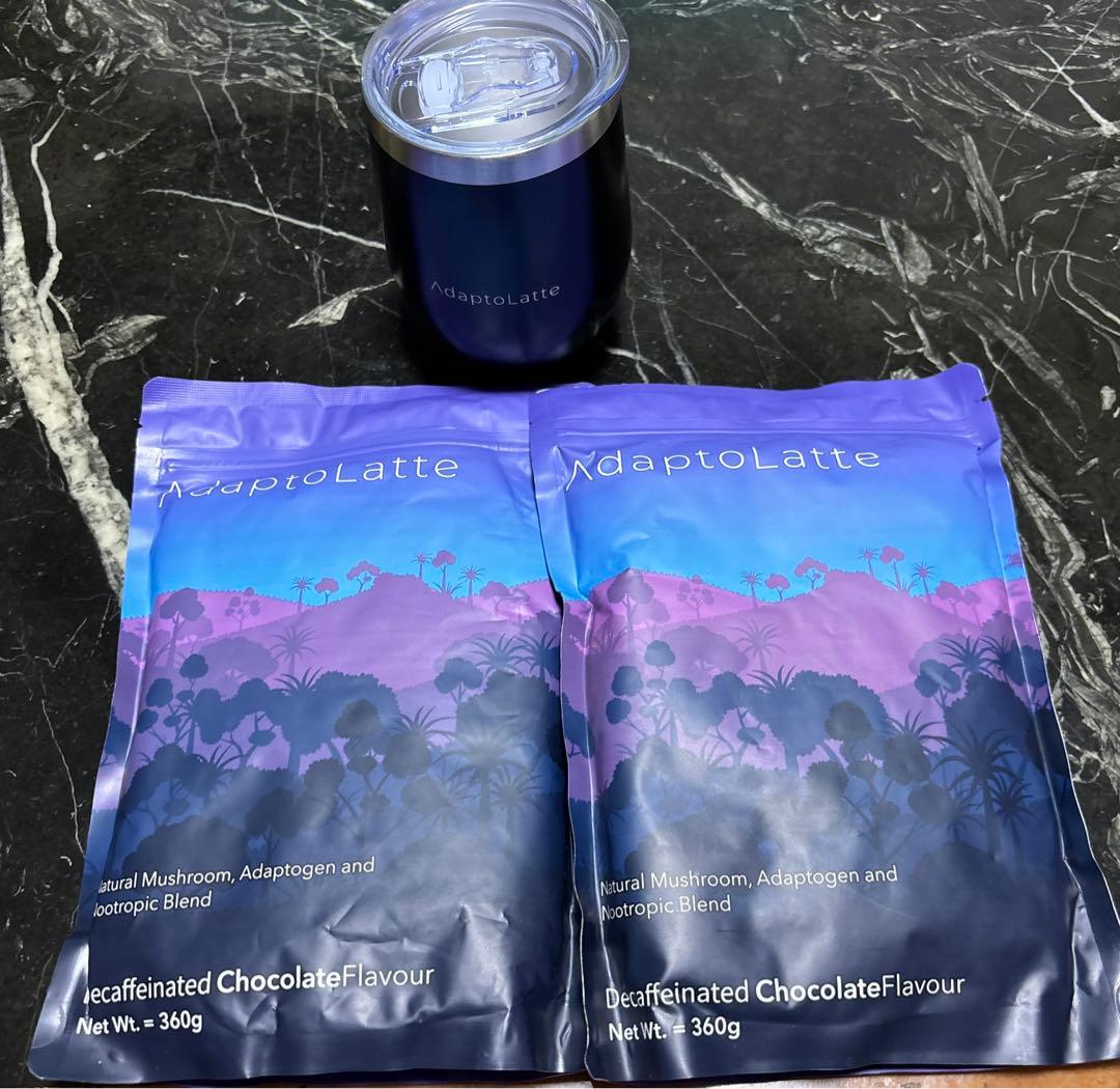 アダプトラテ デカフェ 360g(30食分)×2袋とマグカップのセット