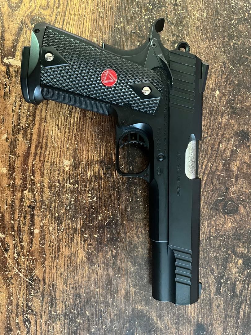 送料込みに変更しました！ライフルと電動ガン2個ハンドガン2個セット