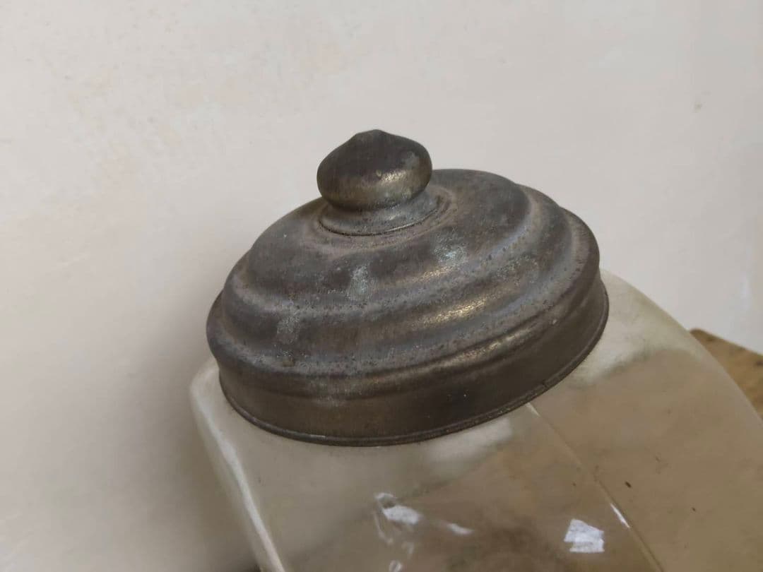 ☆昭和レトロ ガラス瓶 ブリキ蓋付き 駄菓子屋 保存瓶 古道具 高さ約