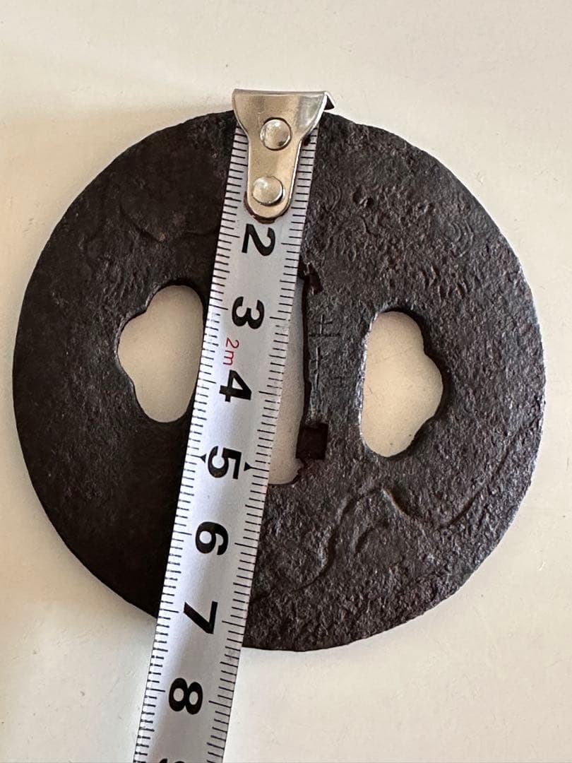 【埋忠作】鉄地　真丸形　獅子山水図彫　直径約7.3cm 厚4mm 重さ107g