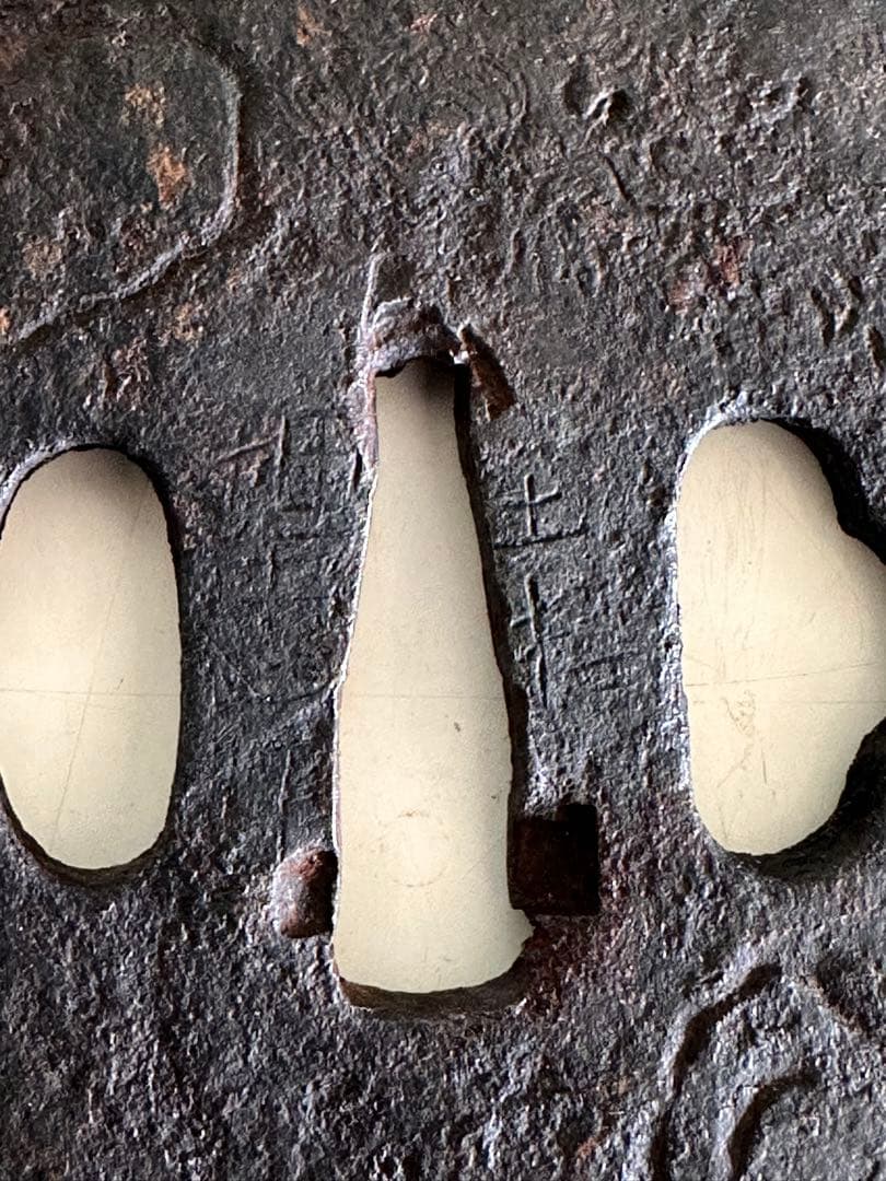 【埋忠作】鉄地　真丸形　獅子山水図彫　直径約7.3cm 厚4mm 重さ107g