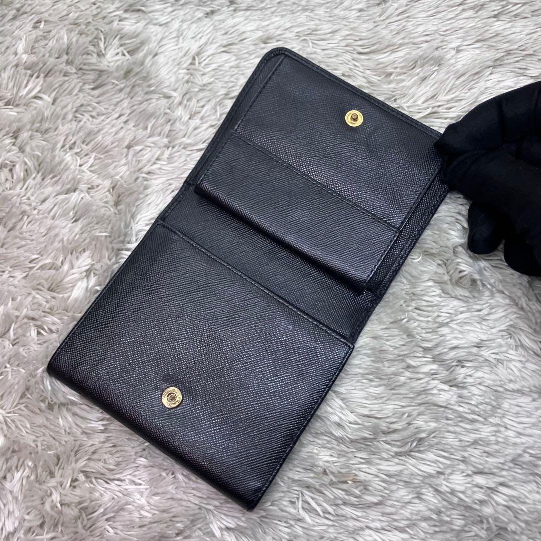 美品✨PRADA サフィアーノ メタルロゴ 二つ折り財布 フラップ ブラック
