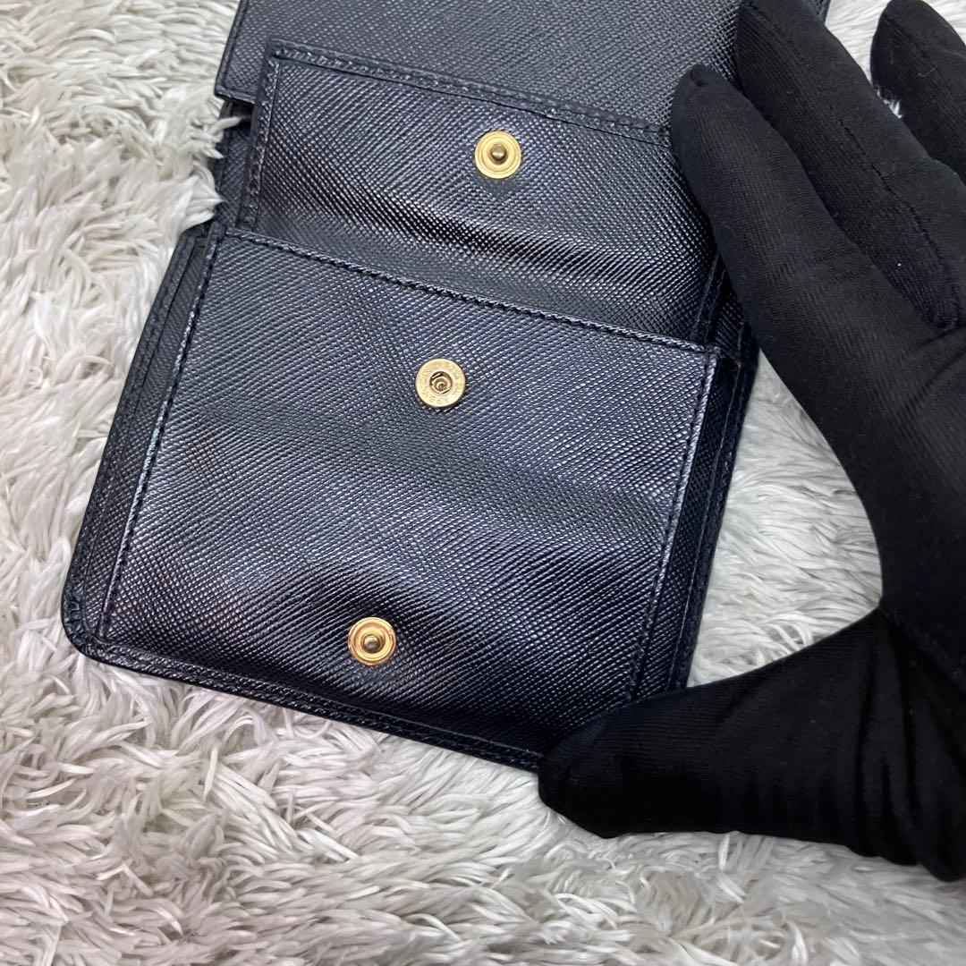 美品✨PRADA サフィアーノ メタルロゴ 二つ折り財布 フラップ ブラック