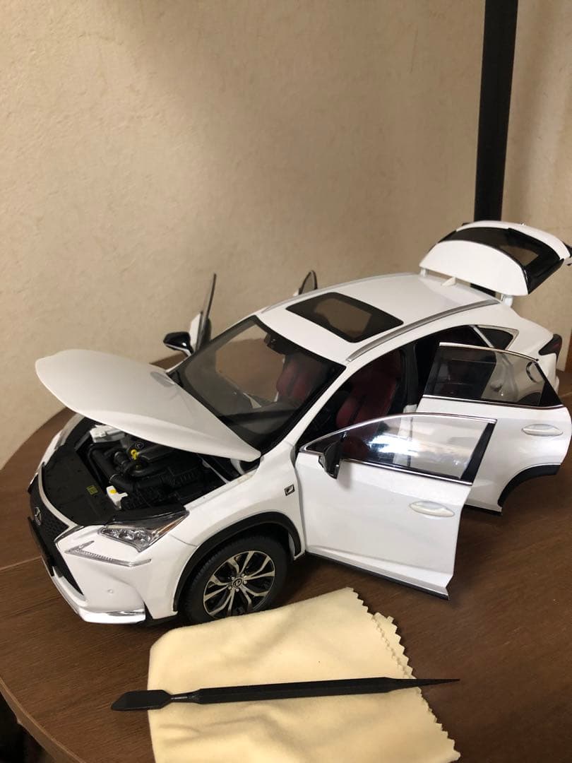 レクサス NX 200t ミニカー ホワイト　1/18 2015