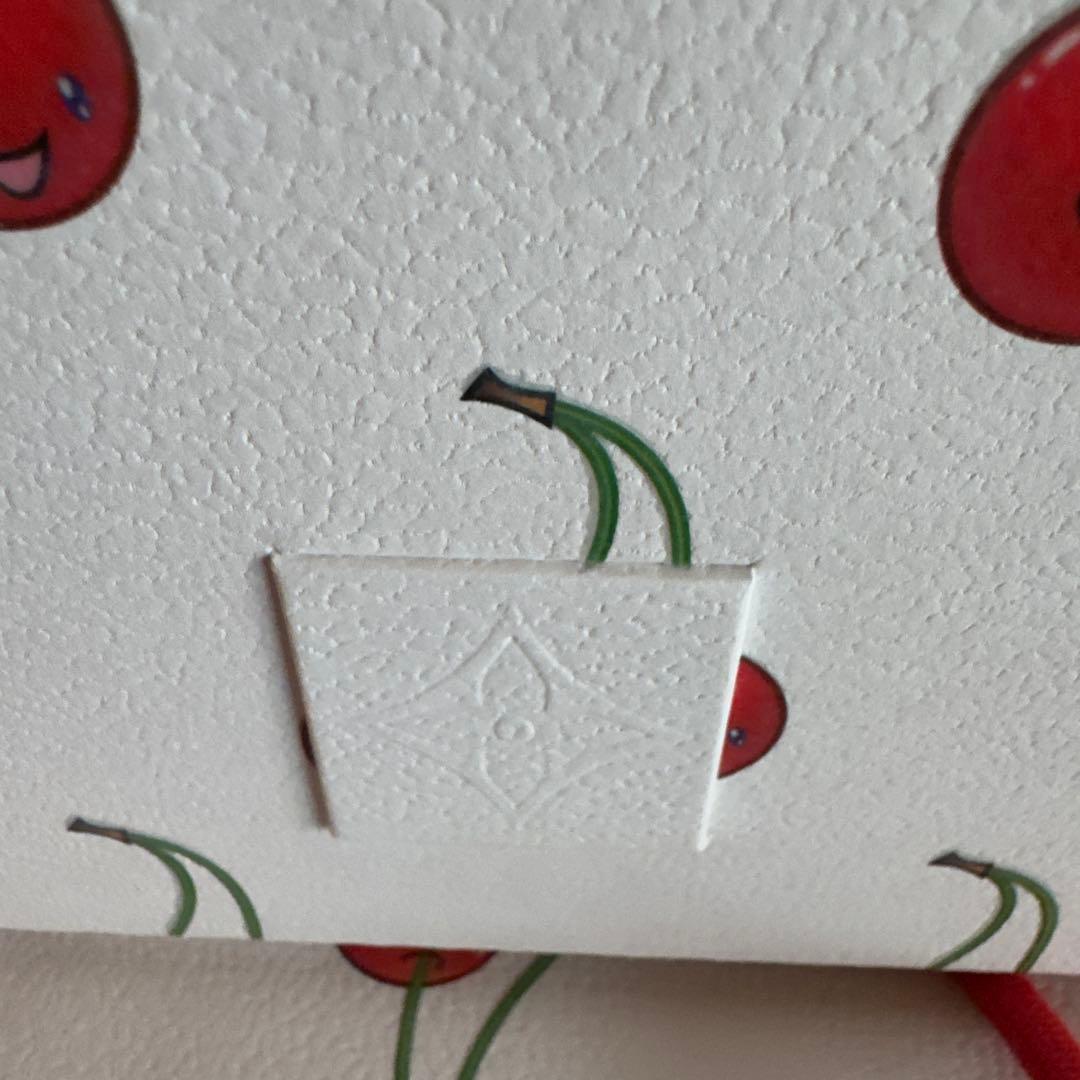 LVチェリー柄ショップ袋1枚、チェリー柄ダンボール1点、包装用紐1