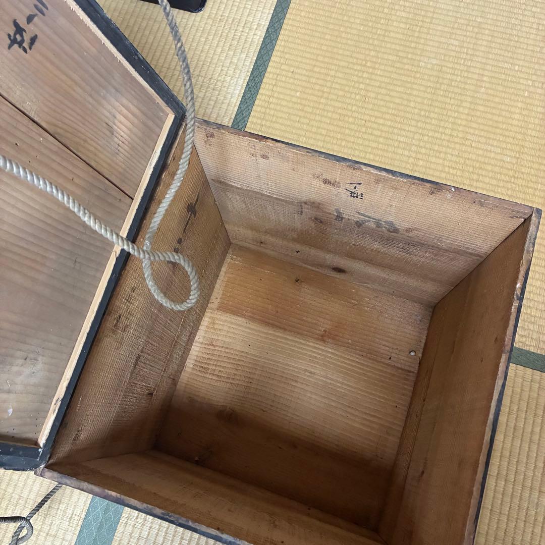 漆器　行器　外居　円筒型　4本脚　蓋付き　年代物アンティーク品　餅まき用　木箱付