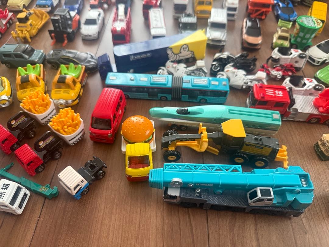 トミカ　まとめ 約100台弱　コンボイ付き　カーズ 鬼滅　すみっこ等
