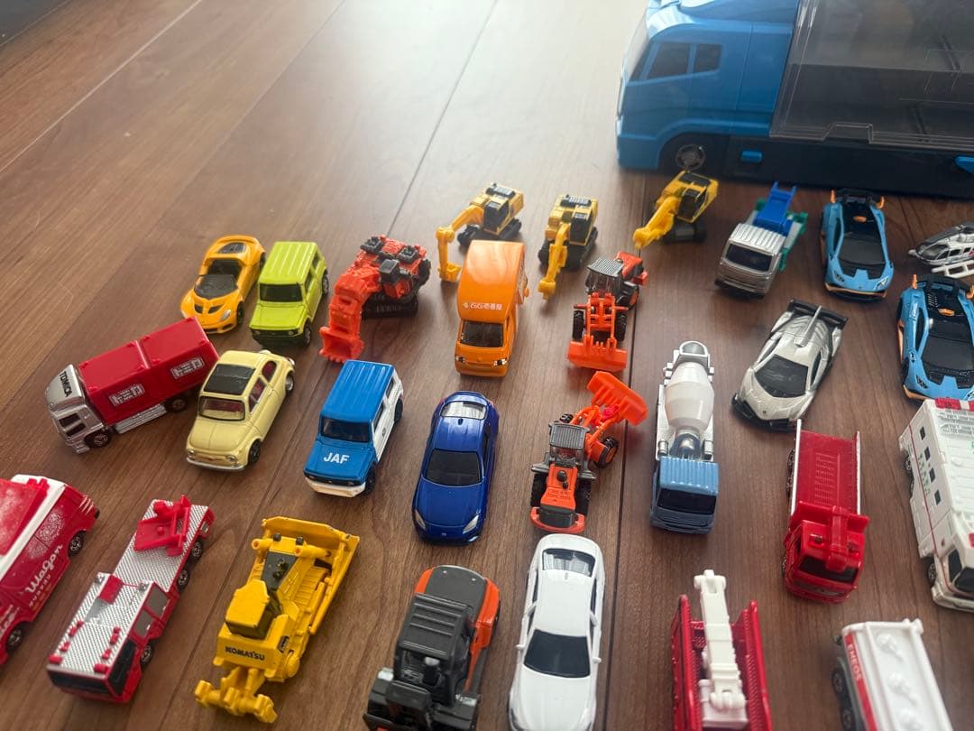 トミカ　まとめ 約100台弱　コンボイ付き　カーズ 鬼滅　すみっこ等