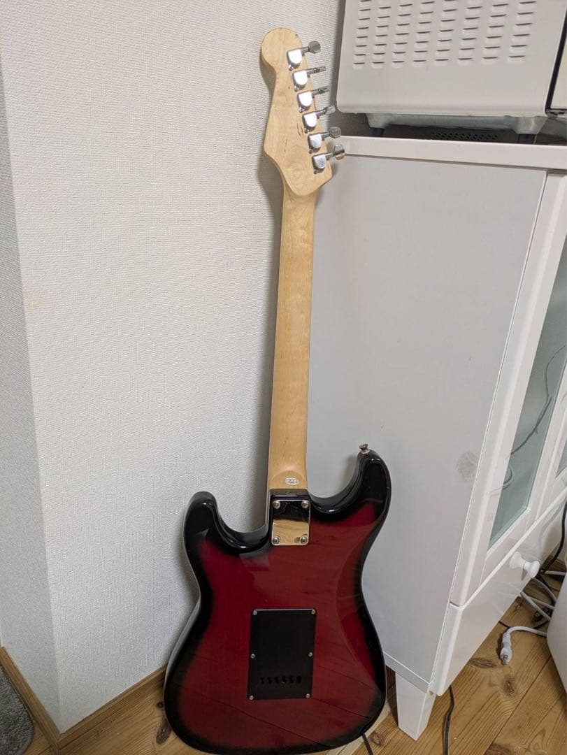 スチュワート ストラトキャスタータイプ エレキギター - レッド/ブラック中古