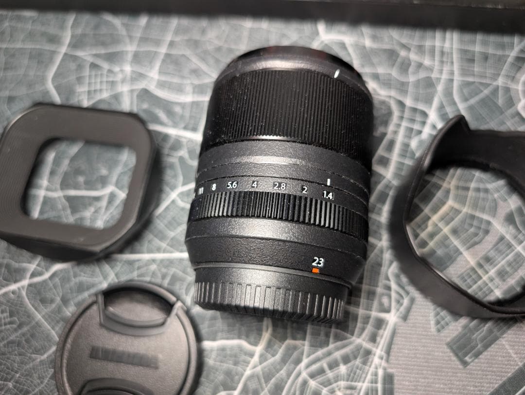 富士フイルム フジノンレンズ XF23mmF1.4 R LM WR 角型フード付 スナップ用のXFレンズが角型メタルフードに統一された | Tokuvin Travel