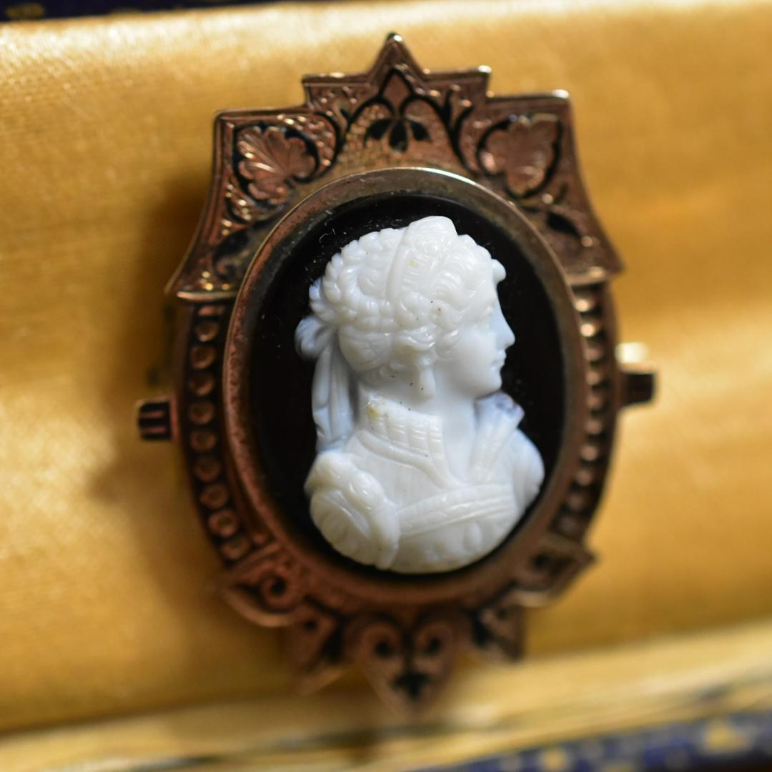 ヤシの木 アンティーク 18金刻印あり 非加熱黒瑪瑙のカメオブローチ