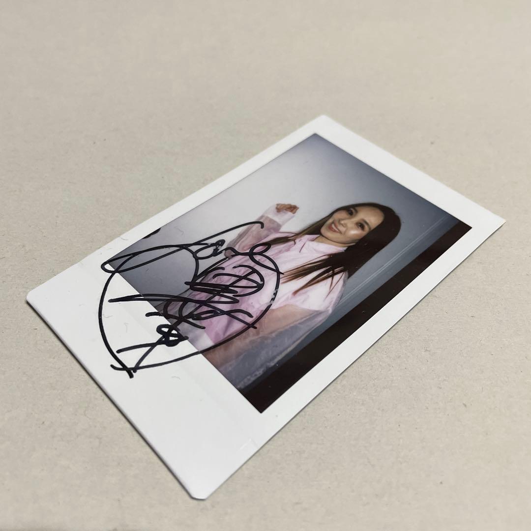 愛内里菜 直筆サイン入り チェキ - メルカリ