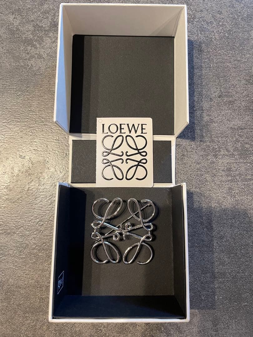 ロエべ☆ブローチ☆メタル☆ LOEWE（ロエベ） ブローチ ロゴブローチ シルバー メタル レディース