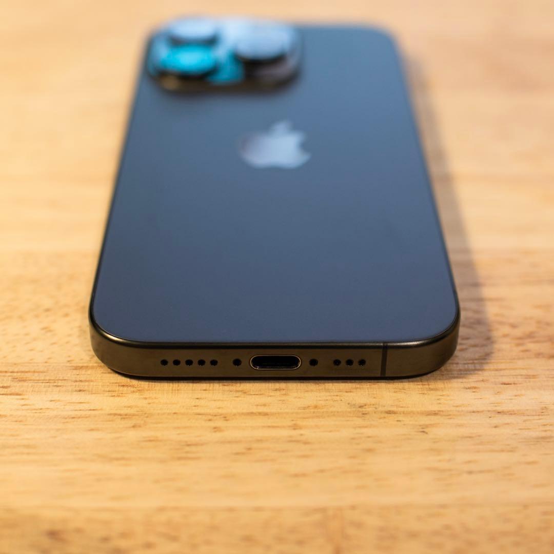 美品 iPhone 15 Pro 256GB ブラックチタニウム