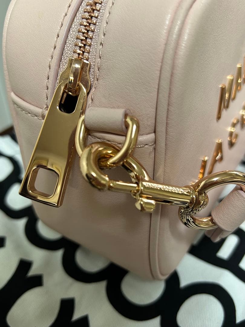 マークジェイコブスのクロスボディバック　レアなピンクゴールドロゴ