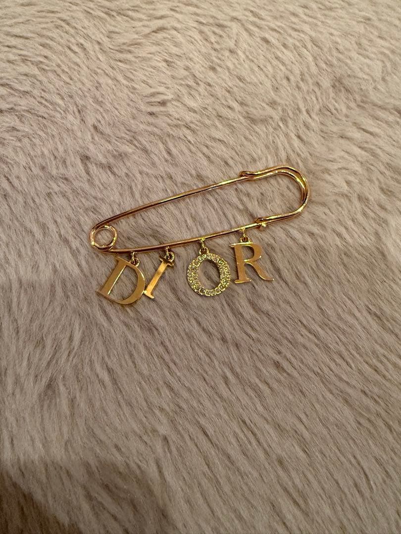 Dior アルファベットチャーム ブローチ Dior アルファベットチャーム ブローチ 【公式通販】