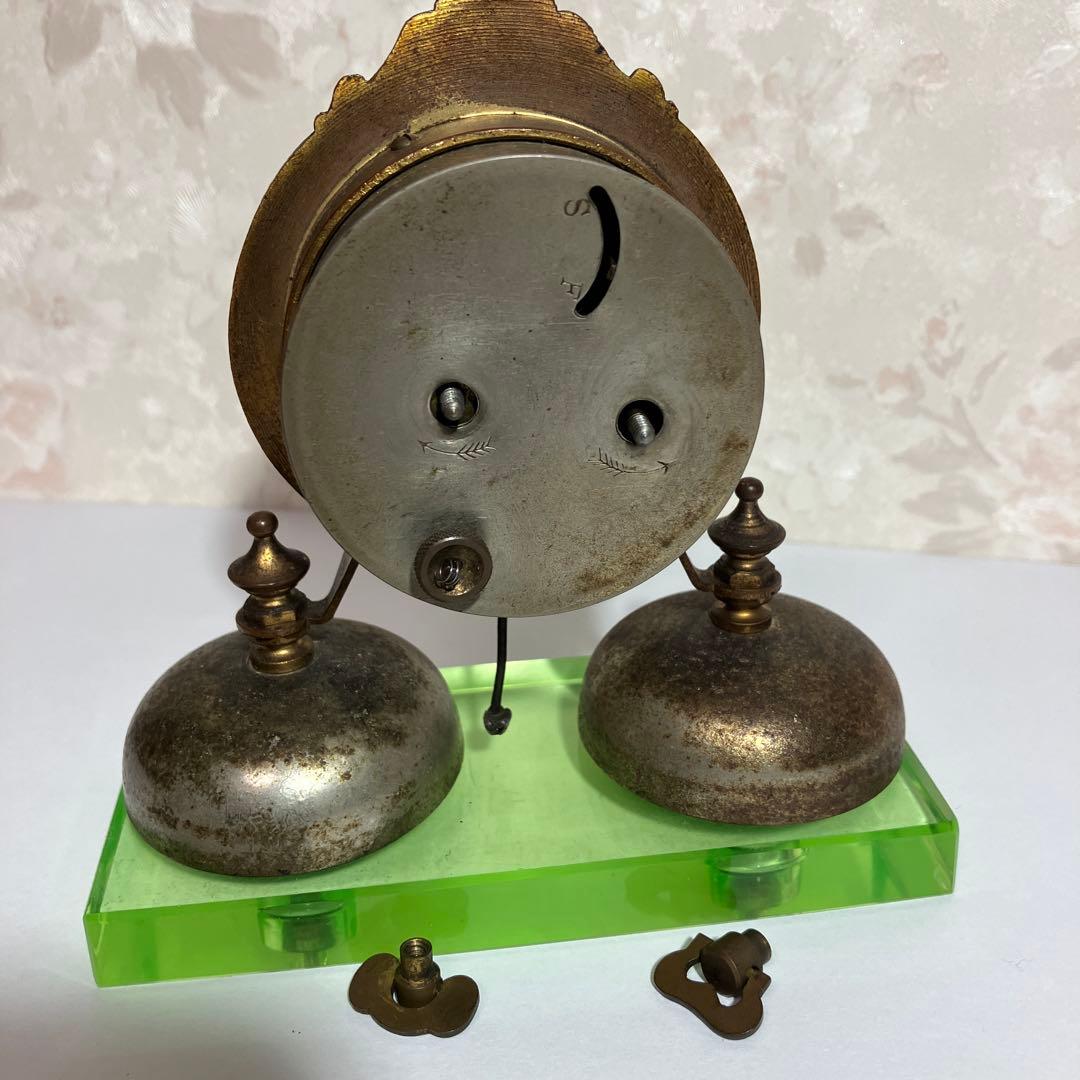 精工舎」の大正時代のネジ巻き両鈴目覚時計 （硝子台はウラン