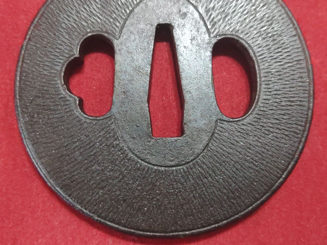 円形鍔　毛彫り　覆輪？　武具　ツバ　かわいい鍔　厚手つば　鉄製　刀装具