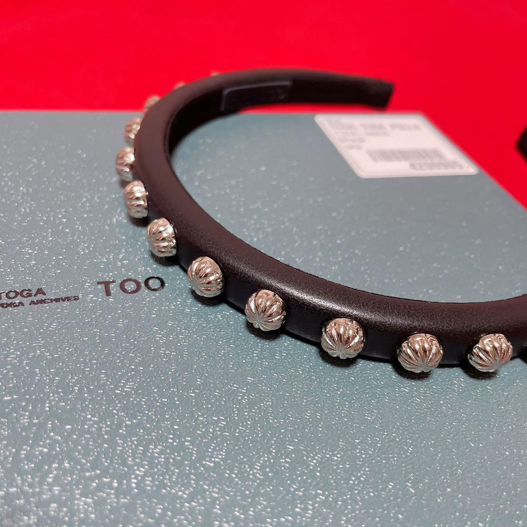 新品タグあり　TOGA 装飾付きブラックカチューシャ