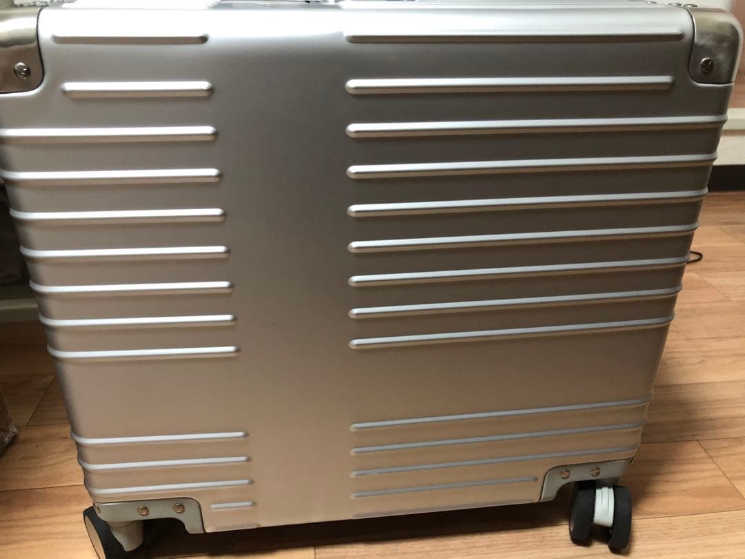 innovatorイノベーター アルミスーツケース スターリングシルバー 42L