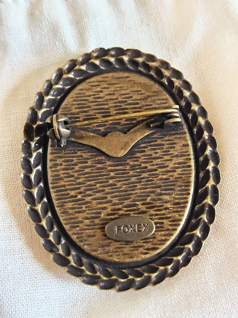 フォクシー FOXEY カメオ ブローチ フラワー アンティーク風 花