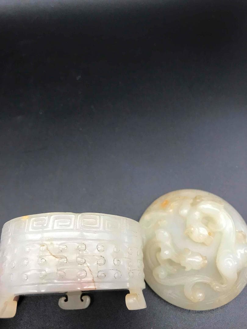 清時代 和田玉 神獣双龍鈕鼓釘浮彫三足香炉 香合