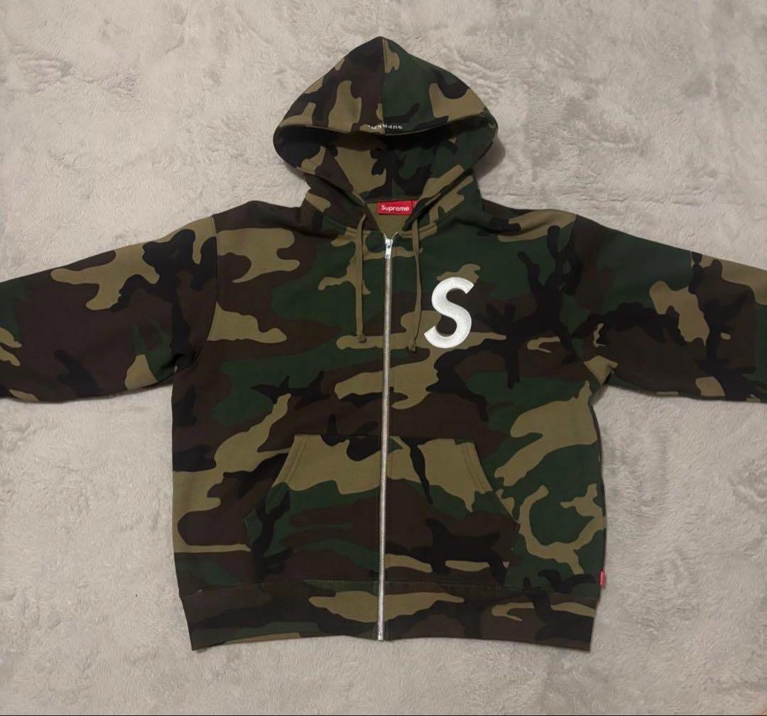 シュプリーム Sロゴジップアップ フーデッド ウッドランドカモ
