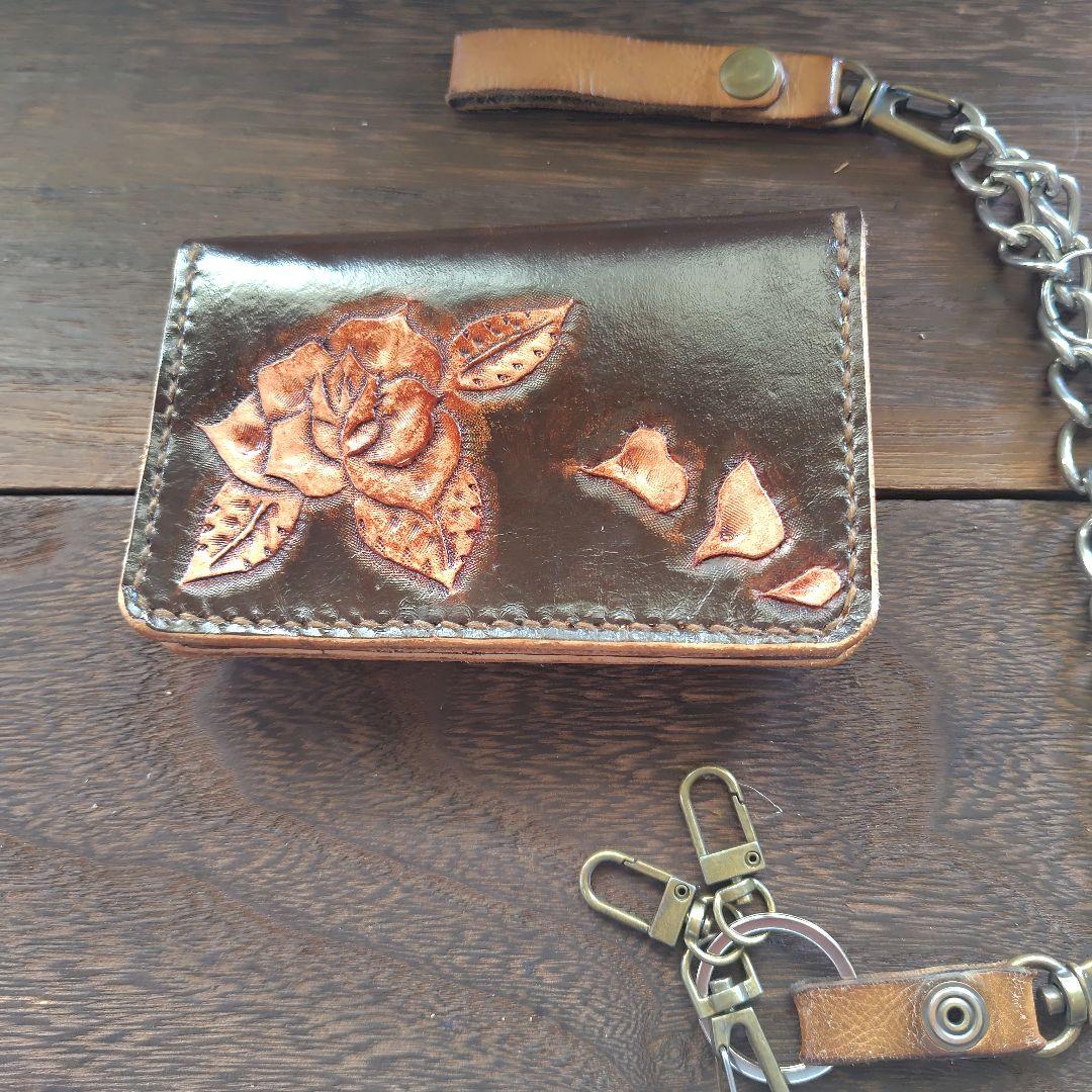 ミドルサイズ トラッカーウォレット 茶色×バラのカービング
