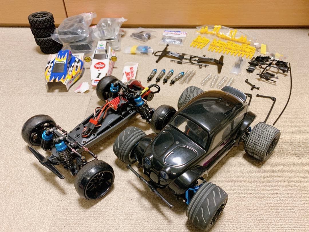 トラクサスEレボ1/16 更に変更しました。ボデーは、1台を、選択して