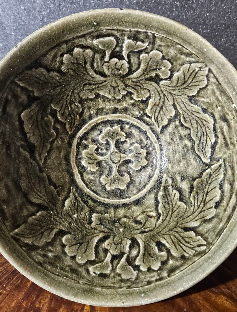 中国古美術 中国古陶磁器 耀州窯系 陽刻浮彫 十字文様 草花文様 青磁