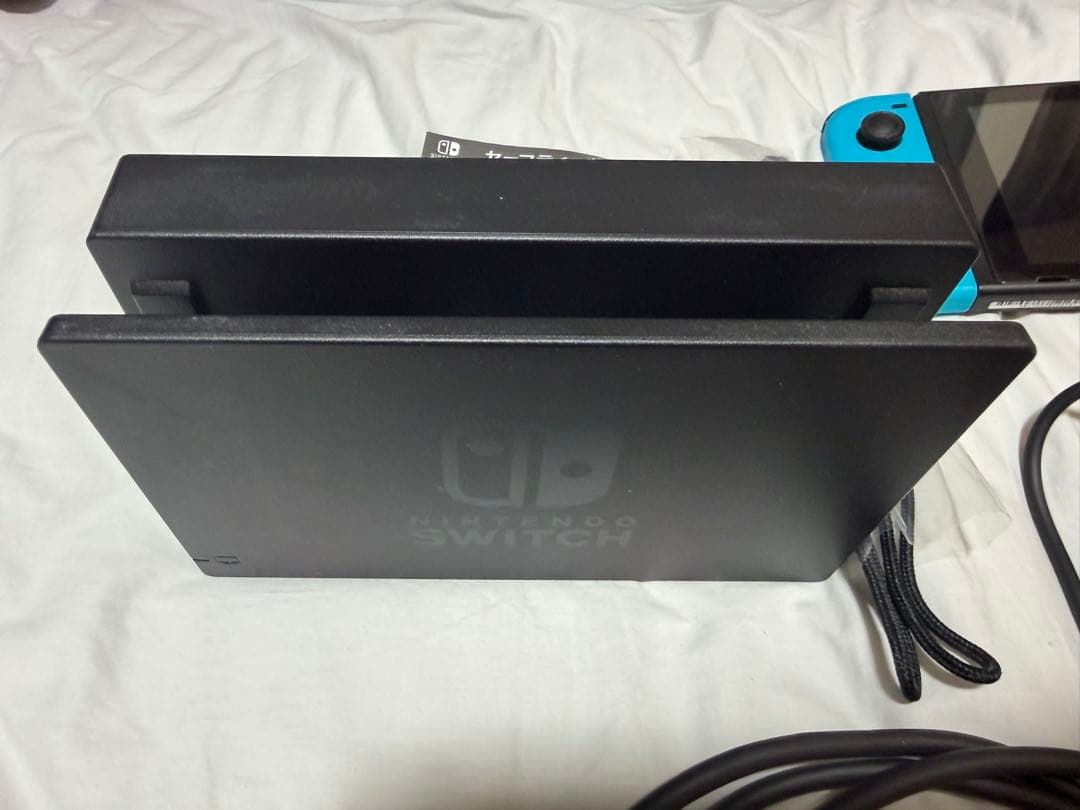 Nintendo Switch 本体　2本のソフト付きネオンブルー・ネオンレッド