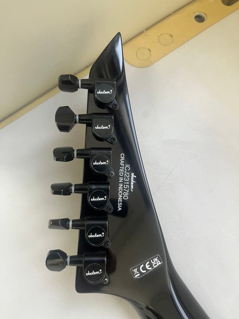 Jackson V型エレキギター ブラック リバースヘッド