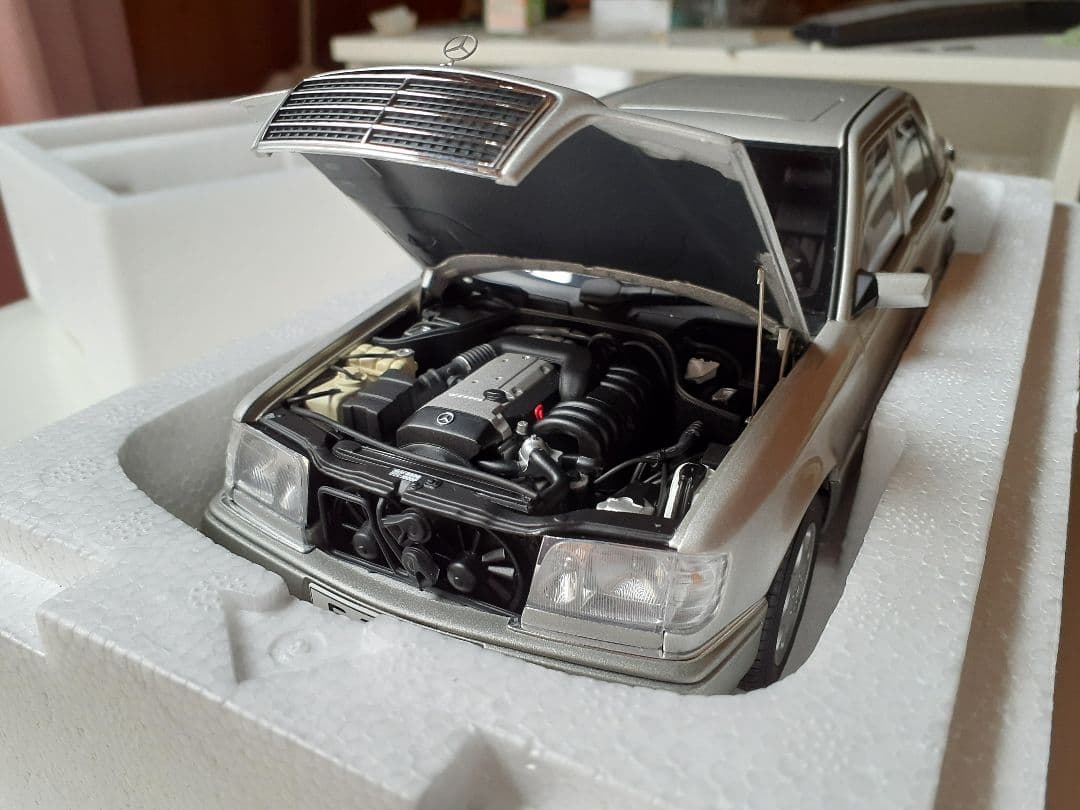 絶版　オートアート　メルセデス・ベンツ　E320　1/18