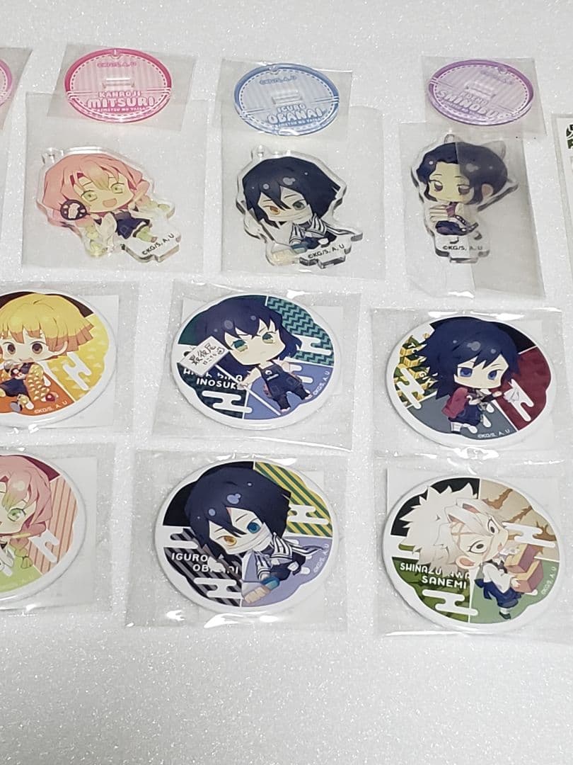 【希少】鬼滅の刃 海外限定 アクリルスタンド 缶バッジ 38点セット 中国 韓国
