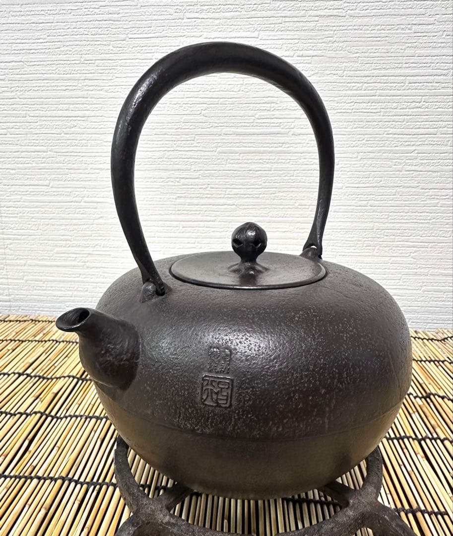 新品、供箱等付属品付南部藤枝工房藤枝 昌行作15型アラレ南部鉄瓶