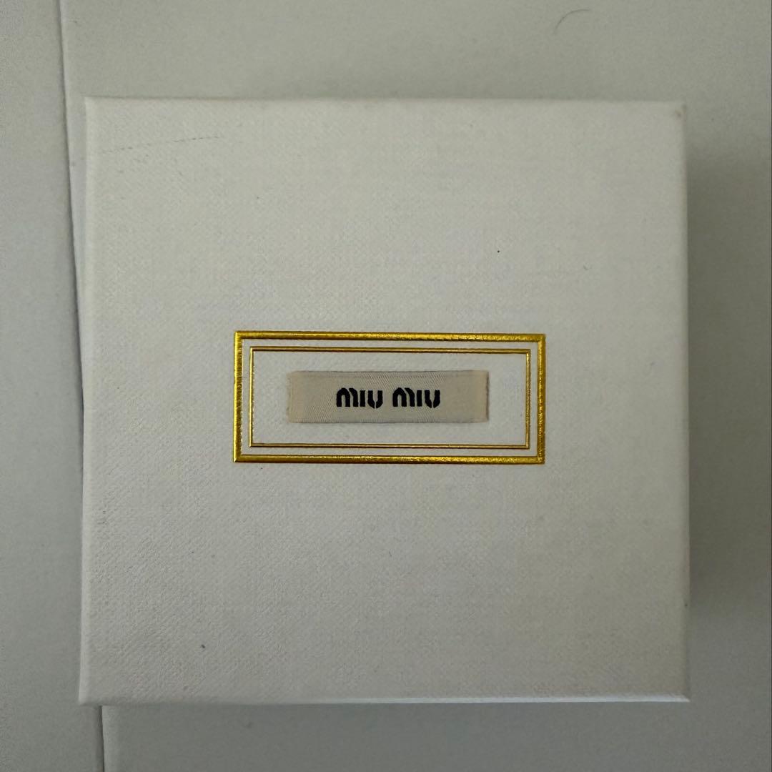 ミュウミュウ miumiu クリスタルロゴブローチ 未使用 - メルカリ