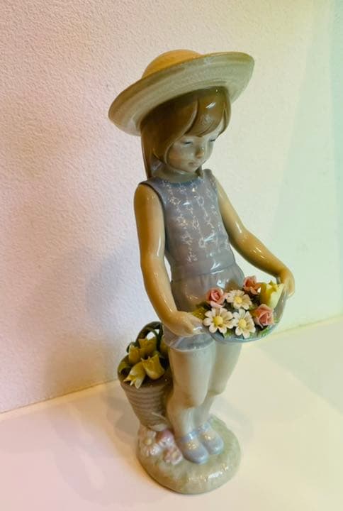 リヤドロ スカートに花がいっぱい 小売