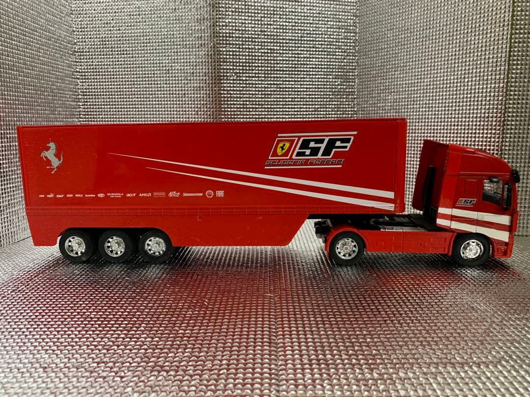 【約50㌢F1 フェラーリ　トランスポーター　スクーデリアフェラーリ1/32】