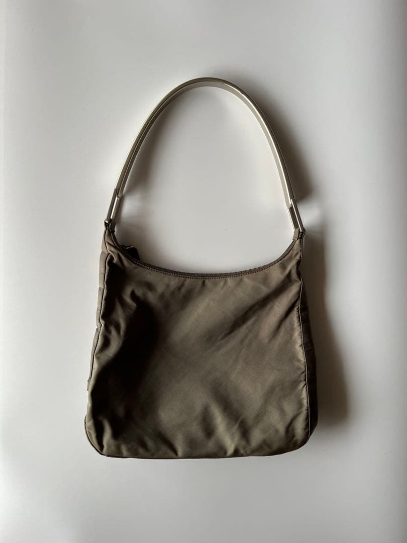 訳あり Max Mara 2025新作定番Mロゴをフローラルディテール ブローチの