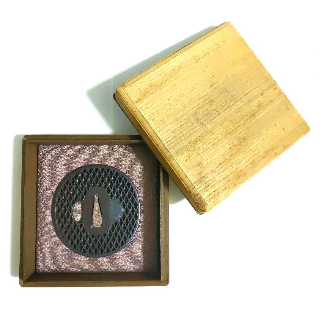 肥後鐔 網目透し鐔　無銘　資料付 桐箱　 貴重品　鉄地