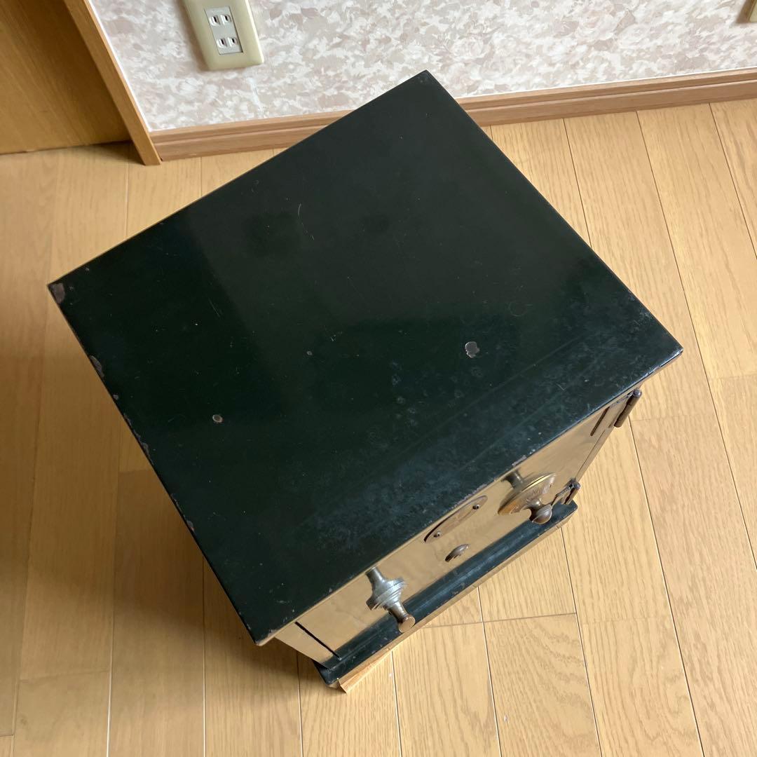 昭和レトロな中型金庫（グリーン色／高45、幅31、奥28㌢／重約