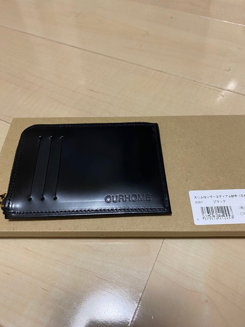 OUR ブラック OUR スリムなレザーミディアム財布