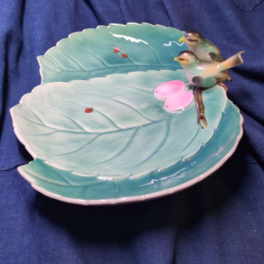 とても古い深川製の陶磁器、2羽の小鳥とてんとう虫