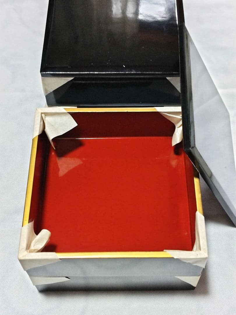 黒赤漆塗り　縁取り金色　2段重箱✕2　木箱入り　天然木