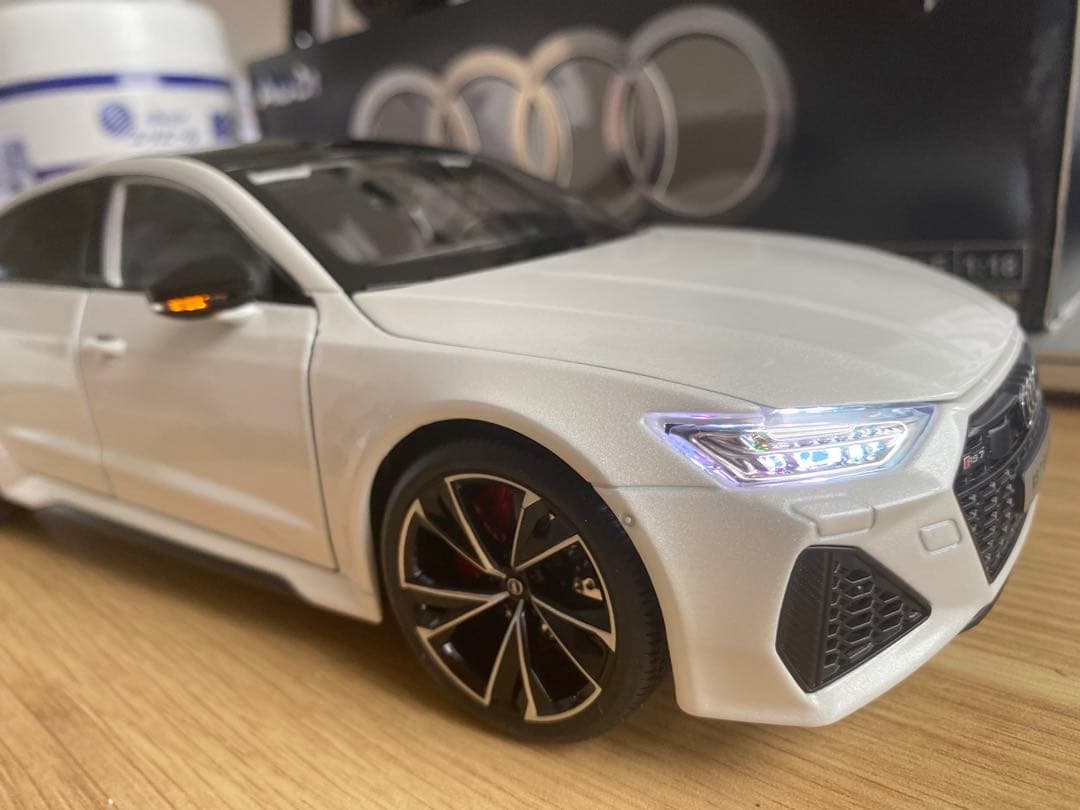 1/18 Audi 合金製ミニカー LED点灯 サウンド 鍵付