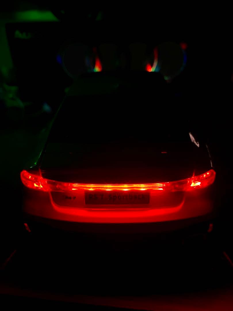 1/18 Audi 合金製ミニカー LED点灯 サウンド 鍵付